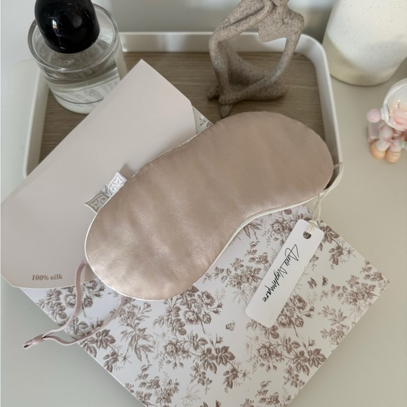 Luxurious White Silk Sleep Mask - Picture 3 of 10